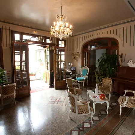 Hotel Crystal Centre 3*