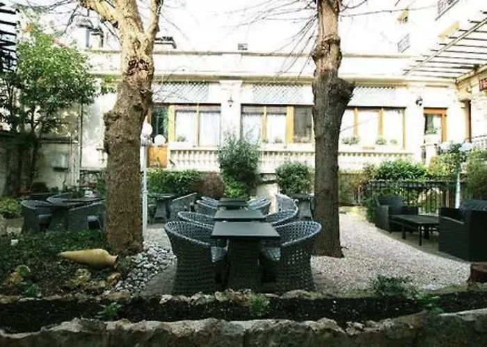 Crystal Centre Hotel 3*